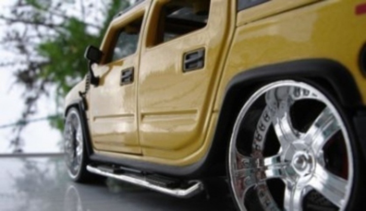 Hummer – armáda, off road a konec kariéry Pohled z boku na automobil značky Hummer