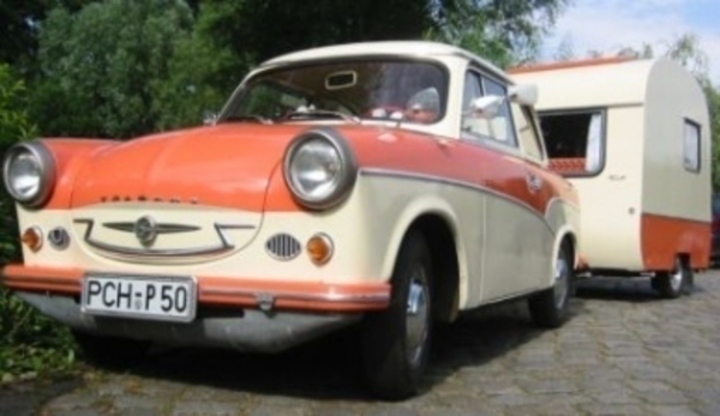 Trabant - věčné auto Pohled na automobil značky Trabant s přívěsným obytným karavanem