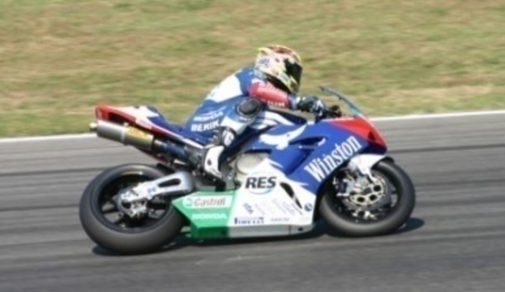 Grand prix Brno - Masarykův okruh se chystá na špičkové závody Detailní pohled na závodníka na závodech Superbike