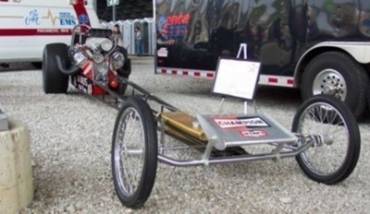 Dragstery - auta a motorky na hranici možností Záběr na Dragster před závody