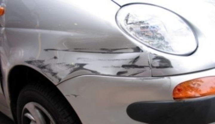 Škola bezpečné jízdy – poznejte své auto Detailní fotografie havarovaného auta