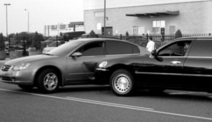 Autoškola – jak řídit auto defenzívně? Dopravní nehoda osobního automobilu s limuzínou