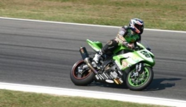 Mistrovství světa SUPERBIKE Závodník projíždějící zatáčku na závodním okruhu