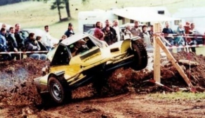 Autokros - buginy v oblacích prachu Závodní automobil v disciplíně autokrosu