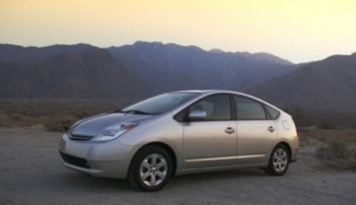 Hybridní motory - šetří peníze i přírodu Boční pohled Toyoty Prius při západu slunce