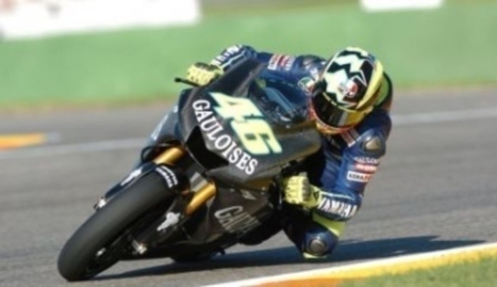 Valentino Rossi - doktor stále nemá dost Valentino Rossi a jeho závodní Aprilia při průjezdu zatáčkou