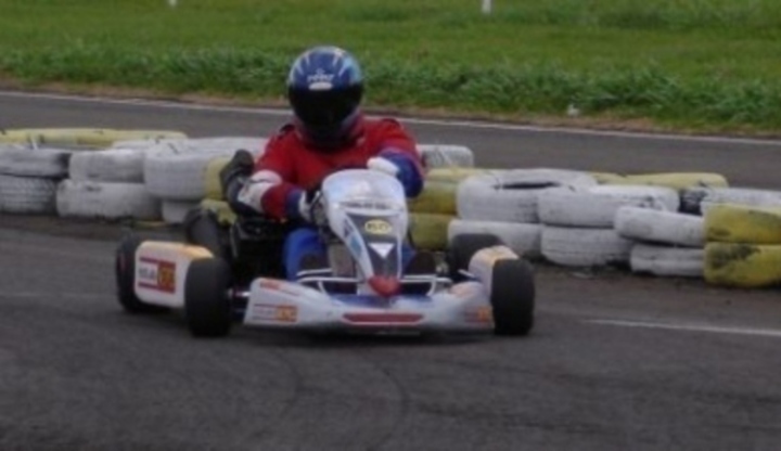 Motokáry - adrenalin těsně nad zemí Průjezd zatáčkou s motokárou