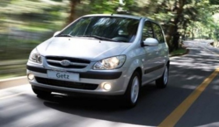 Hyundai Getz - moderní a sportovní automobil Projíždějící automobil značky Hyundai Getz