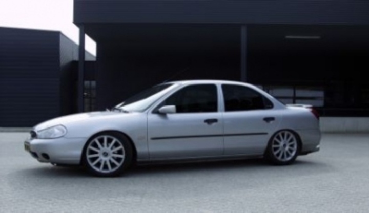 Havarijní pojištění - není povinné, ale vyplatí se Boční pohled stříbrného auta