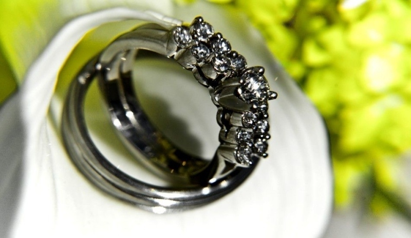 Snubní prsteny symbolizující spojení dvou lidí