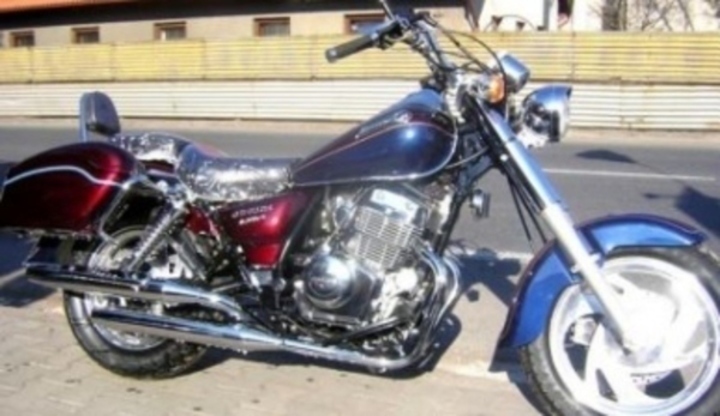 Motocykly - chopper, custom nebo cruiser? Motocykl Chopper zachycena na odpočívadle