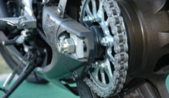 Zazimování motocyklu - jak na to? Motocykl a detailní záběr na kolo