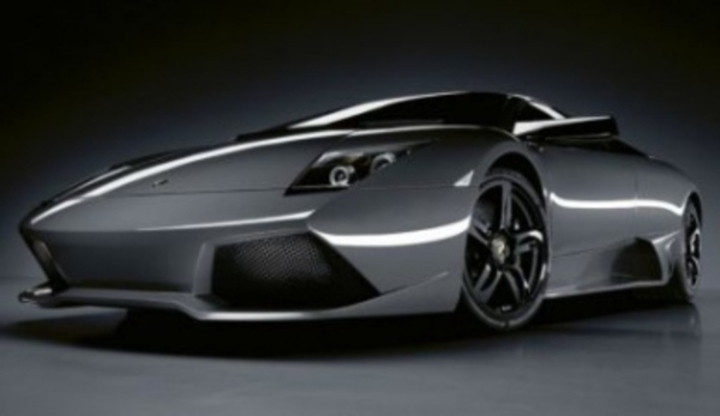 Osobní automobil Lamborginy Murciélago a jeho přední pohled