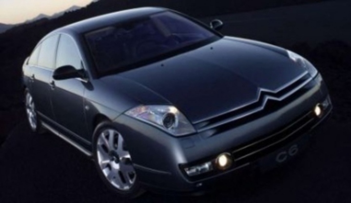 Automobil Citroen C6 a jeho přední pohled na kapotu