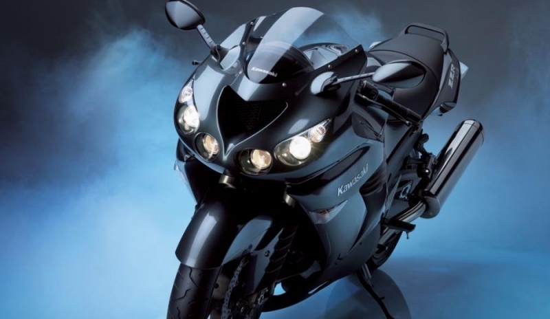 Přední maska motocyklu Kawasaki působí hodně tajemně