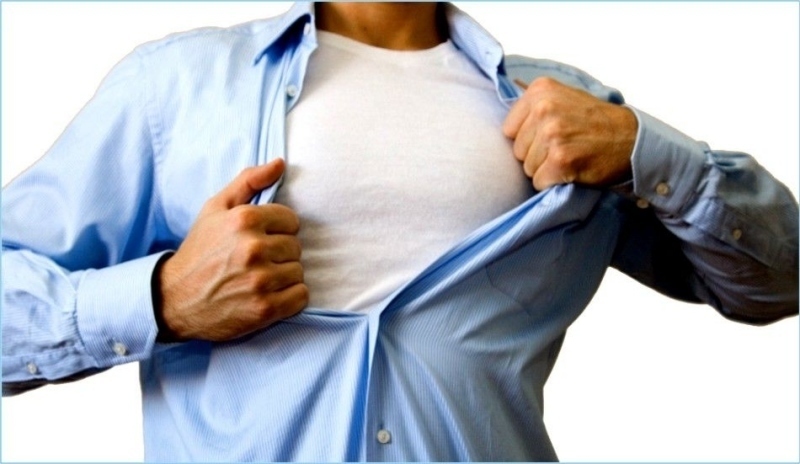 Fotografie muže rozepínajícího si košili