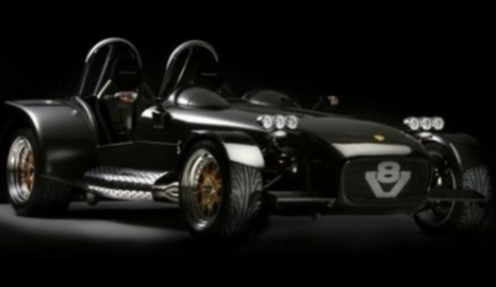 Caterham RS  – luxusní auto pro pěkné počasí Automobil Caterham a jeho prezentace na výstavě