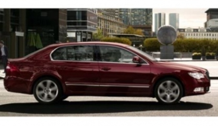 Nová Škoda superb Osobní automobil značky Škoda Superb a jeho boční profil