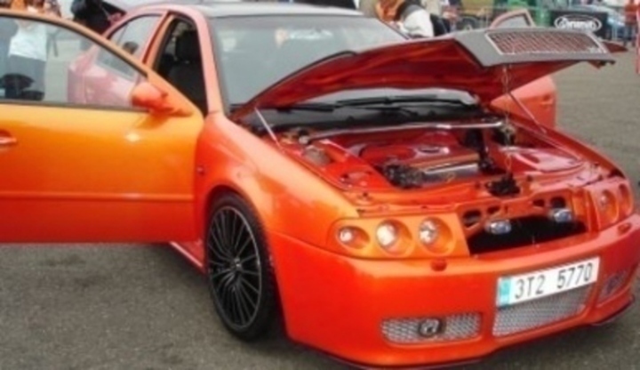 Reportáž – jarní tuning sraz Kopřivnice Záběr na otevřenou kapotu Škody Octavie při tunningovém srazu v Kopřivnici