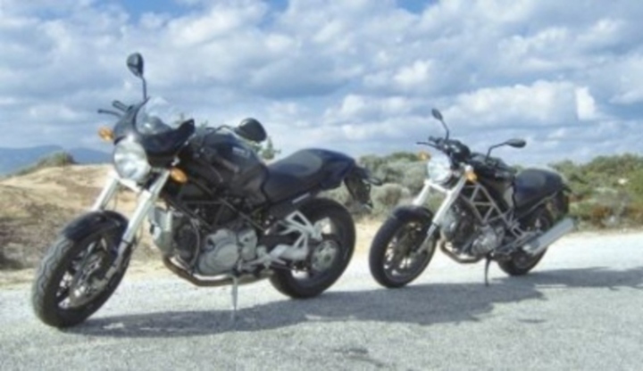 Je jaro - motorky vyrážejí do ulic... Záběr na motocykly při odpočinku