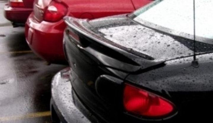 Autobazary – jak koupit auto a neprohloupit? Záběr aut na parkovištích autobazarů