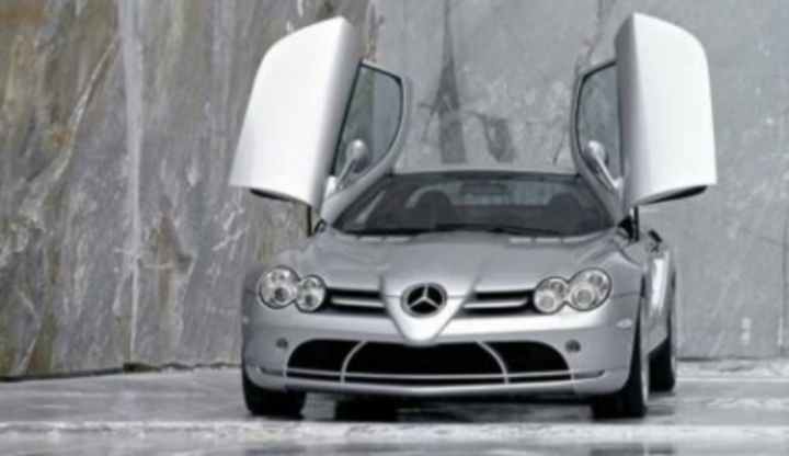 Když se řekne Mercedes... Osobní automobil Mercedes Benz SLR McLaren se zvednutými vertikálními dveřmi