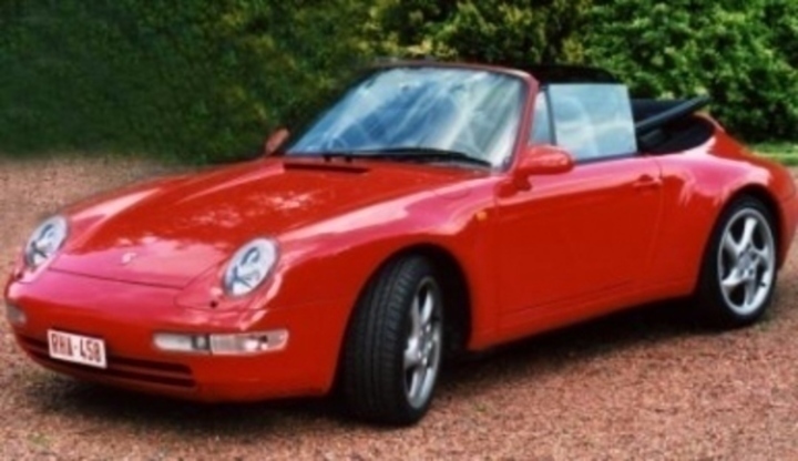 Léto? Co takhle kabriolet? Boční pohled na kabriolet prezentující se v terénu