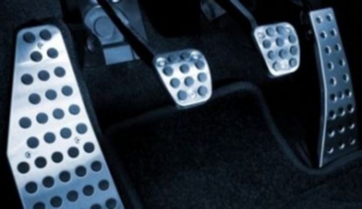 Nejčastější chyby řidičů Záběr na sportovní pedály osobního automobilu