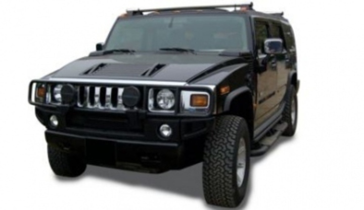 Nejlepší terénní auta Osobní automobil Hummer a jeho přední pohled