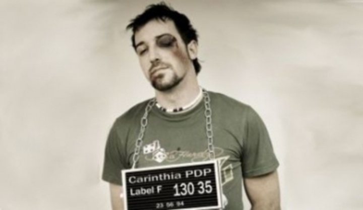 Drivemocion - ukažte ostatním řidičům co si myslíte! Záběr na muže, který se stal obětí násilí při potyčce