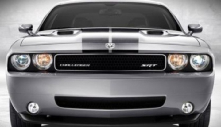 Luxusní Dodge Challenger SRT8 Osobní automobil Dodge Challenger SRT8 a jeho detailní přední pohled