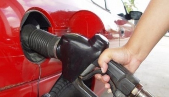 Jak ušetřit za benzín či naftu Detailní záběr tankování do nádrže osobního automobilu