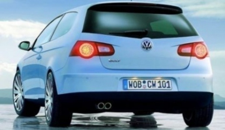 Šestá generace Golfu – má ještě čím překvapit? Osobní automobil značky Wolksvagen Golf 6 a jeho zadní pohled