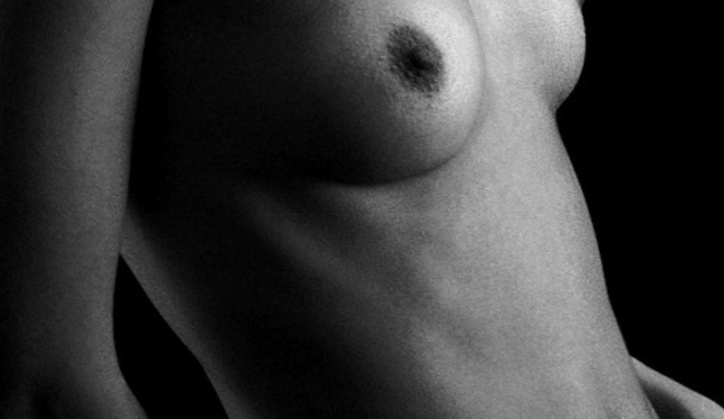 Obrázek odhalených ženských ňader