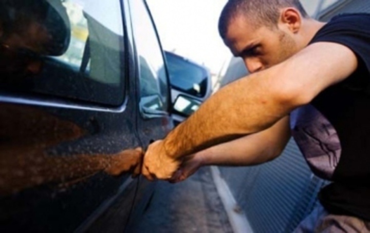 GSM pager – bezkonkurenční zabezpečení vozidla Muž se snaží vyloupit osobní automobil