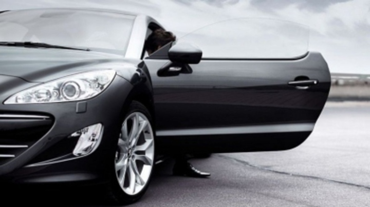 Nový Peugeot RCZ Peugeot RCZ a jeho otevřené boční dveře od řidiče