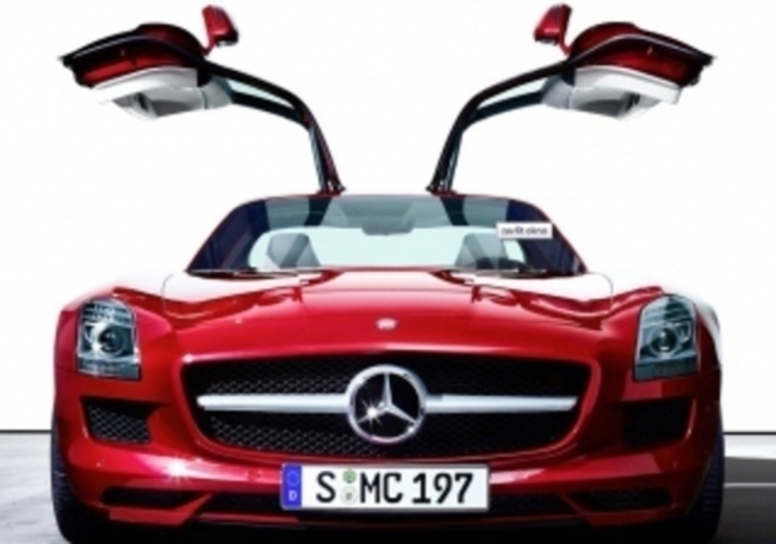 50. léta opět ožívají díky novému Mercedesu-Benz SLS AMG Mercedes-Benz SLS AMG se zvednutými vertikálními dveřmi