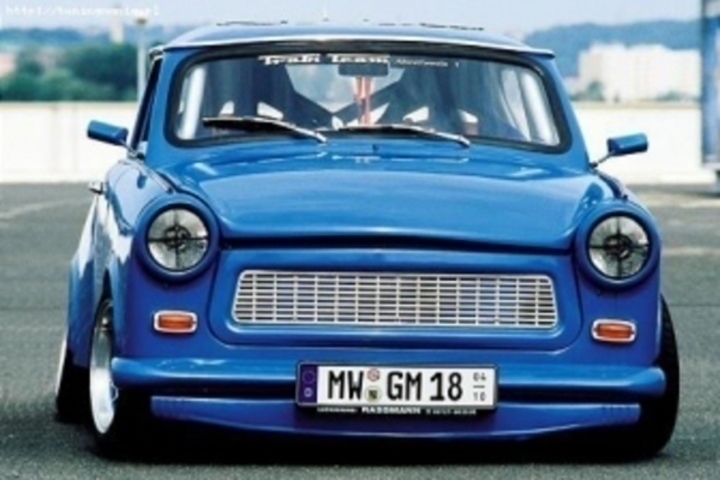 Trabant a tuning Přední pohled na modrý automobil značky Trabant