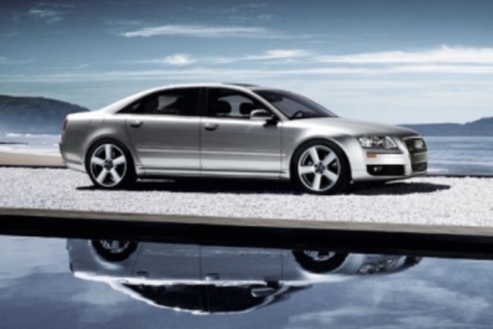 Audi A8 při své prezentaci v terénu