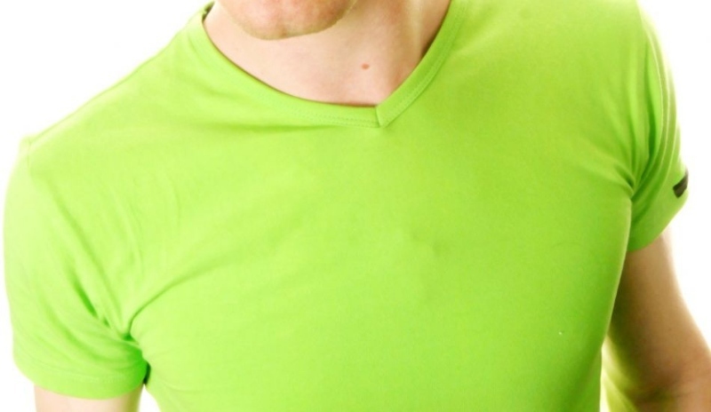 Fotografie muže v zeleném triku