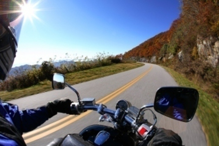 Motocyklista jedoucí na motocyklu