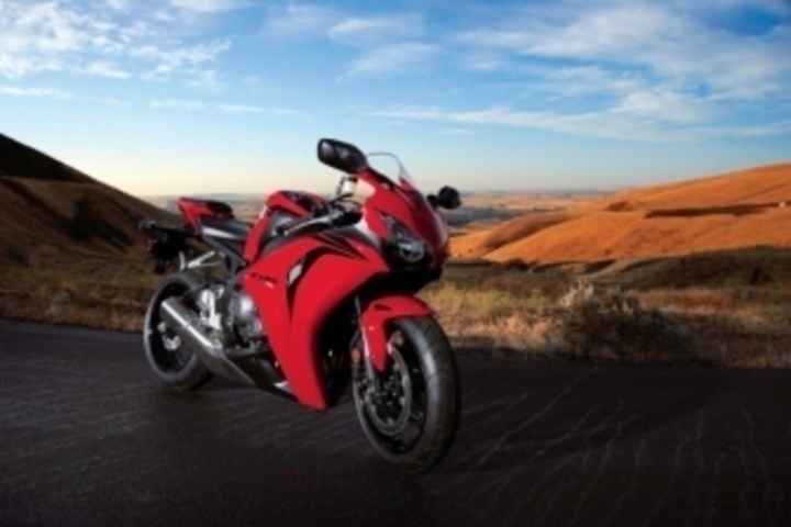 Pohled na motocykl stojící v přírodě