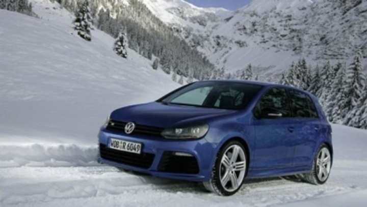 Volkswagen Golf R – nejrychlejší ze všech Golf R a jeho výjezd do kopce zimní krajinou