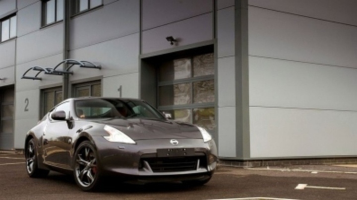 Nissan 370Z Black Edition se samoopravným lakem Boční pohled na automobil značky Nissan 370Z Black Edition