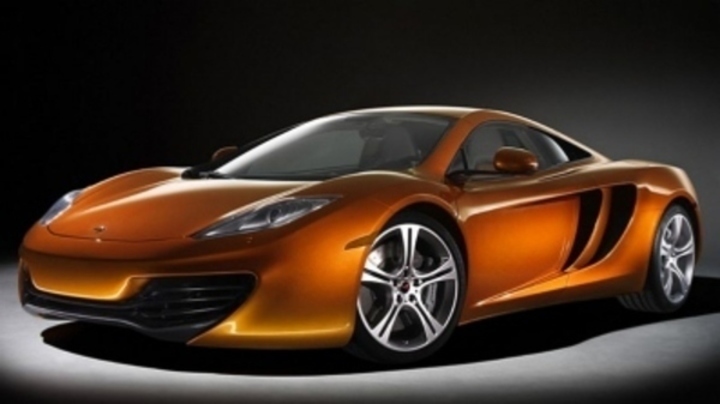 McLaren MP4-12C Osobní automobil McLaren MP4-12C a jeho boční pohled