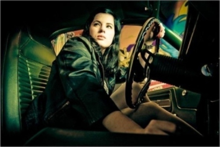 Ženy a muži za volantem Žena za volantem řídící osobní automobil