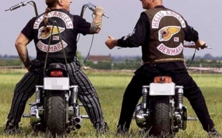 Hells Angels MC – Pekelní andělé Fotografie zachycující dva motocyklisty z Hells Angels