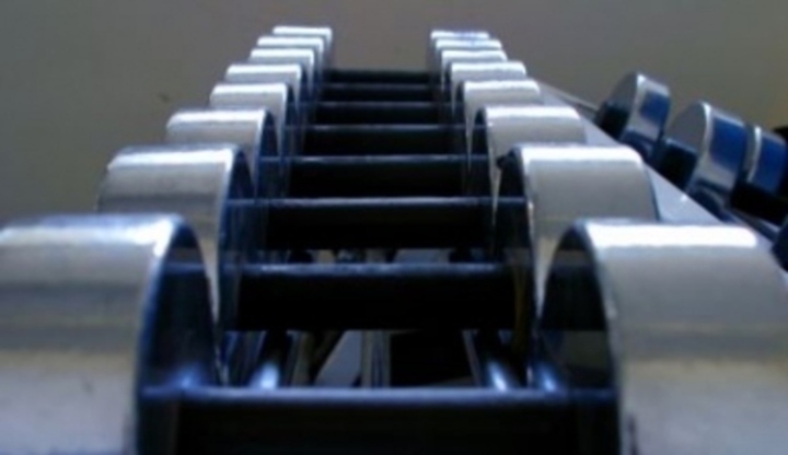 Kolik spálíme při sledování MS ve fotbale? Snímek zachycující řadu ležících činek