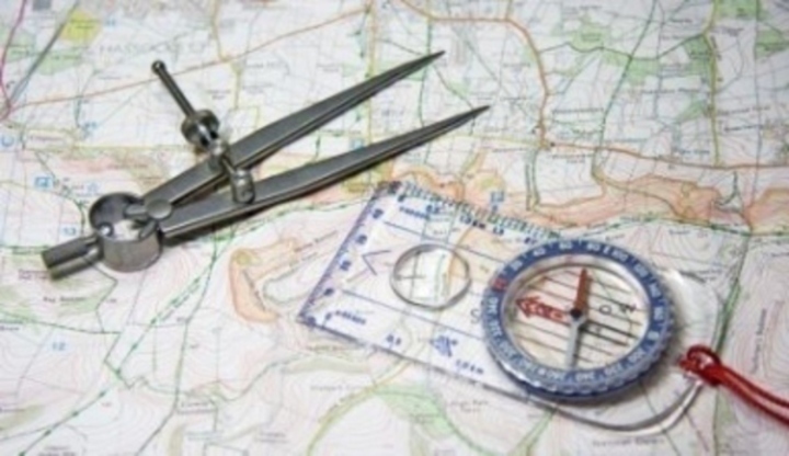 Mapy, symboly a navigace GPS Snímek s mapou, kružítkem a buzolou