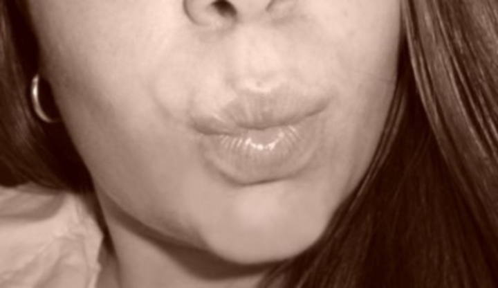 Hry s hlasem aneb kdo přednese referát Snímek zachycující ženské ústa